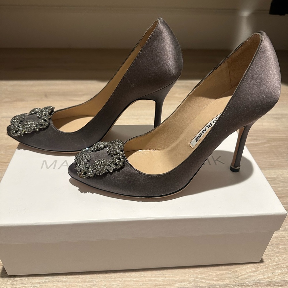 MANOLO BLAHNIK Hangisi Grey Satin Jewel Buckle Pumps sz35 - Picture 3 of 8